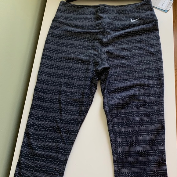 Nike Three Quarter Leggings - Picture 1 of 2